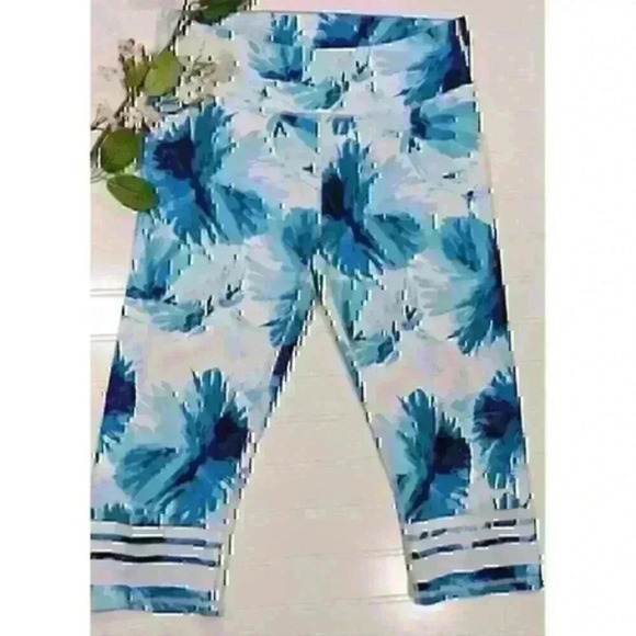 Fabletics Blue Floral Cropped Leggings - Picture 1 of 3
